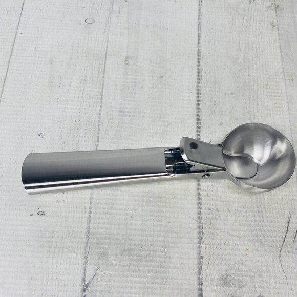 Le Regalo 9 Pieces Ice Cream 4 Glasses And Spoon Plus 1 Scoop Serving Set NEW - Picture 9 of 15